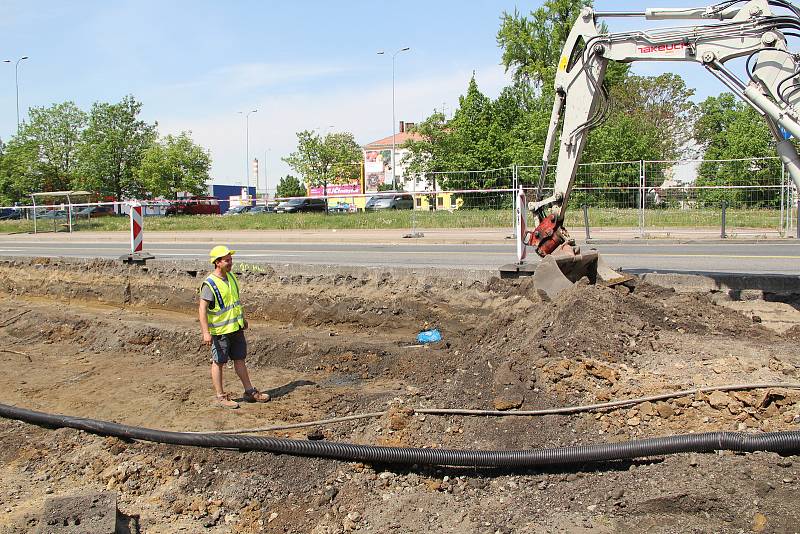 Dělníci, kteří pracují na stavbě průpichu na křižovatce ulic Komenského - Velké Novosady - Kojetínská v Přerově, narazili na původní dlažbu. 12. 5. 2022