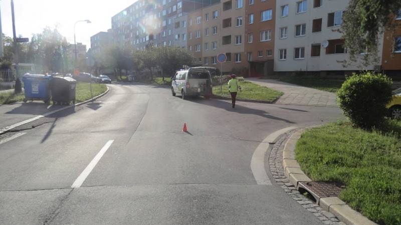 Sedmnáctiletý mladík nezvládl v Kozlovské ulici v Přerově jízdu na motorce a havaroval.