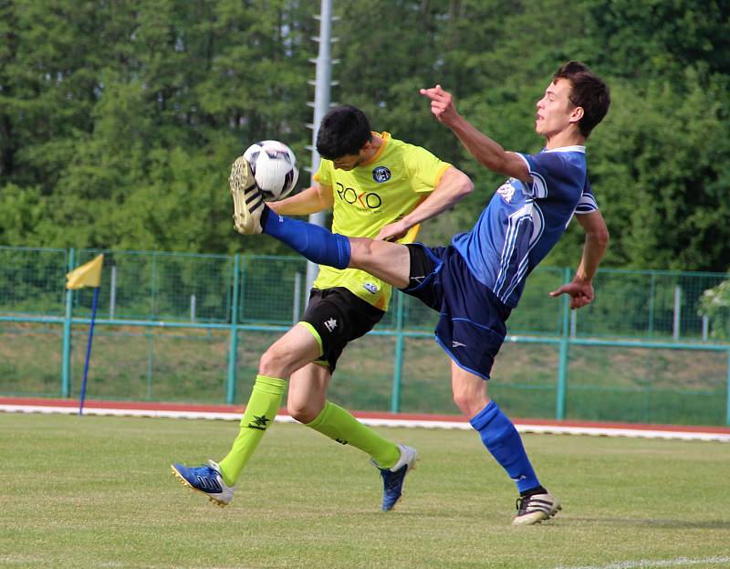 Fotbalisté 1. FC Viktorie Přerov (v modrém) proti TJ Jiskra Rapotín (7:0)
