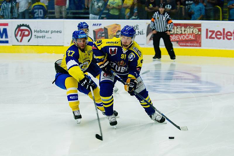 Hokejisté HC Zubr Přerov (v modrých dresech) v přípravě proti Aukro Berani Zlín.