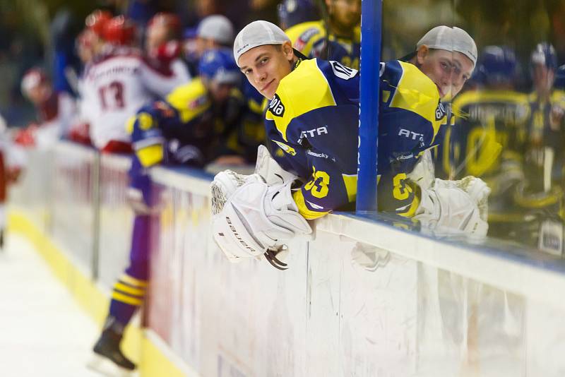 Hokejisté HC Zubr Přerov (v modrém) proti Frýdku-Místku (1:3). Lukáš Klimeš.