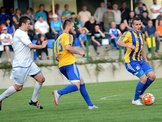 Fotbalisté Kozlovic v derby s Přerovem (v bílé)