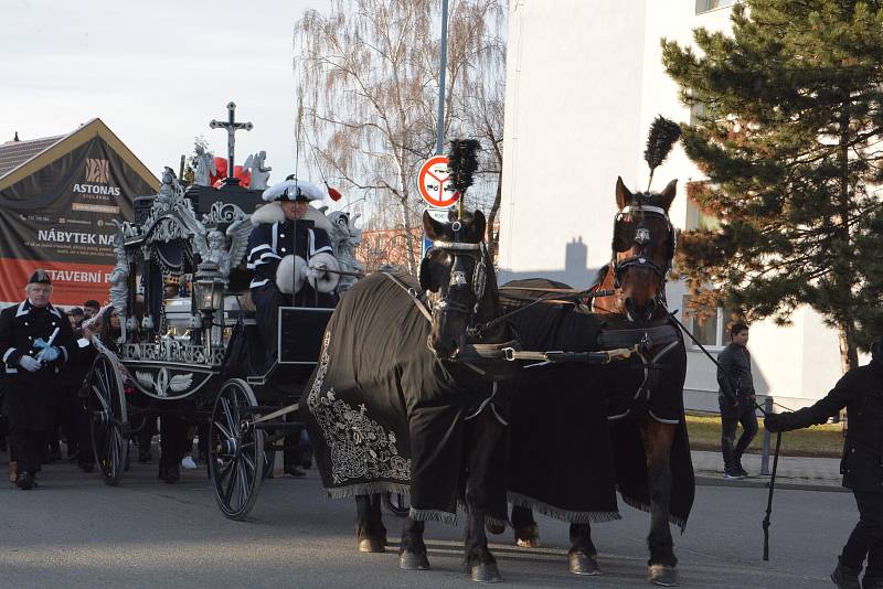 Tradiční romský pohřební průvod se vydal z kostela sv. Vavřince přes město až na přerovský hřbitov. Doprovodit zesnulou na poslední cestě přišel velký zástup lidí. 7. ledna 2022