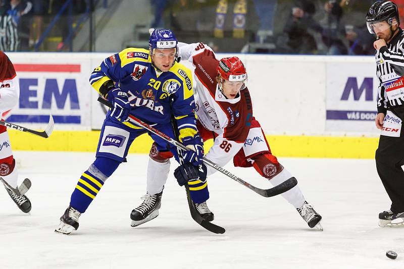 Hokejisté HC Zubr Přerov (v modrém) proti Frýdku-Místku (1:3).