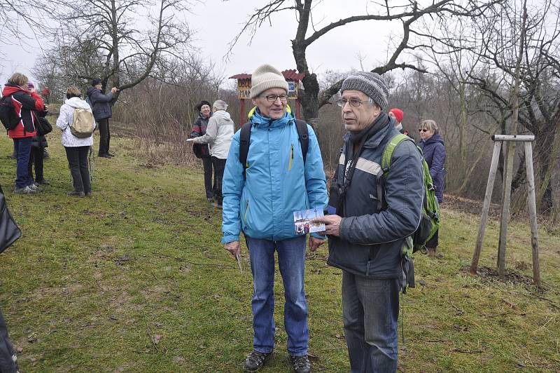 Tradiční novoroční výstup na Čekyňský kopec letos přilákal více než 670 lidí. Je to o něco méně než loni, ale i tak byla nálada skvělá.