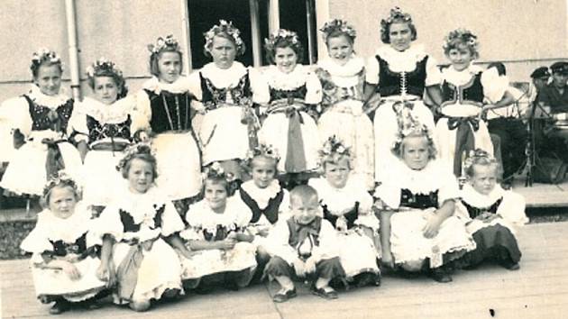 Také ve Skokách se těšili z Dožínek. Na fotografii dívky v barevných krojích v roce 1958.