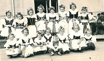 Také ve Skokách se těšili z Dožínek. Na fotografii dívky v barevných krojích v roce 1958.