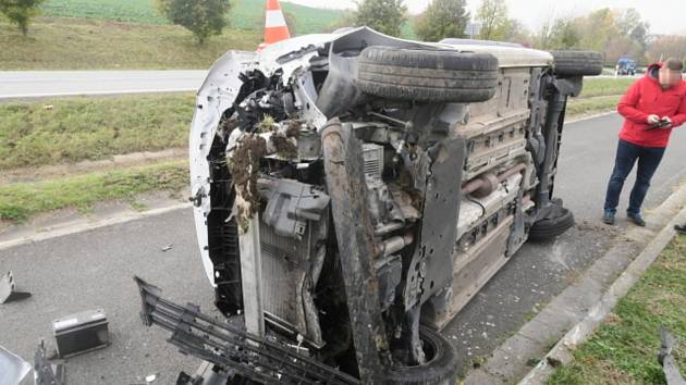 V pondělí odpoledne se na silnici u Popůvek na Kojetínsku střetla dvě auta. Řidič toyoty skončil v nemocnici. 13.11. 2023