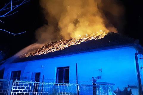 Požár střechy rodinného domu v Lipníku nad Bečvou, pátek 24. března 2023.