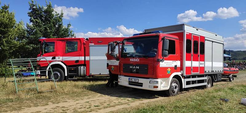 Po muži, který utonul na přírodním koupališti Jadran v Oseku nad Bečvou, pátrali 29. července 2021 několik hodin hasiči i policisté.