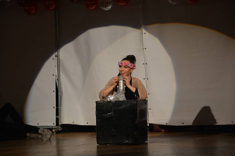 Tanečním vystoupením a slavnostním předáváním stužek studentům třídy 4. B přerovského Gymnázia Jakuba Škody odstartovala letošní nabitá plesová sezona v Městském domě.