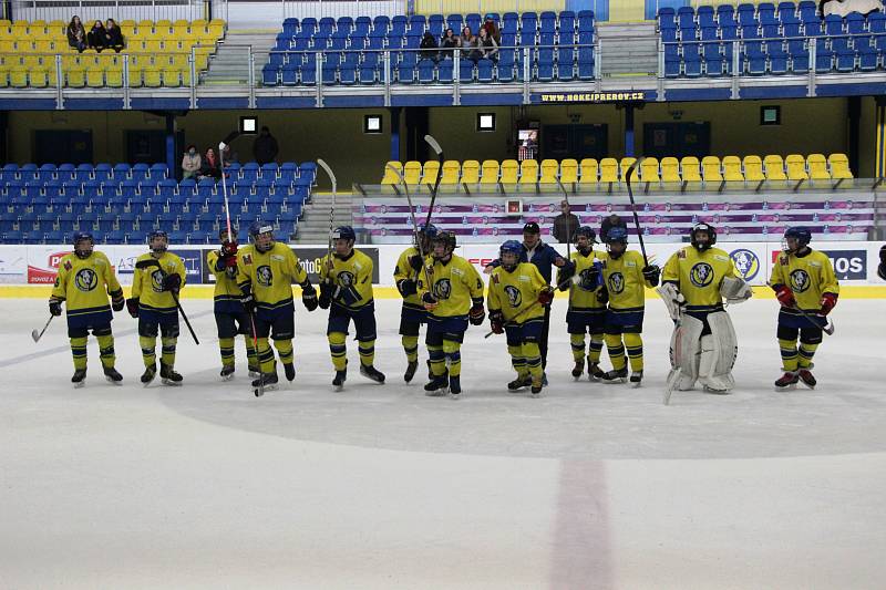 Starší žáci HC ZUBR Přerov (ve žlutém) ovládli Ligu starších žáků a postoupili na MČR.
