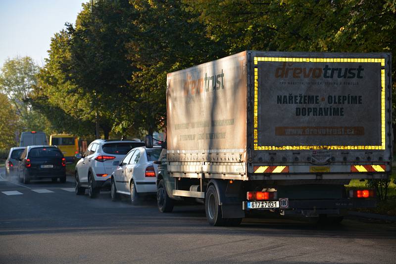 V Přerově začala v pondělí oprava dvou rondelů v centru města a řidiči zažívali kolapsové stavy. Kolony aut se štosovaly po celém městě - asi nejhorší byla situace u hřbitova nebo u nádraží.