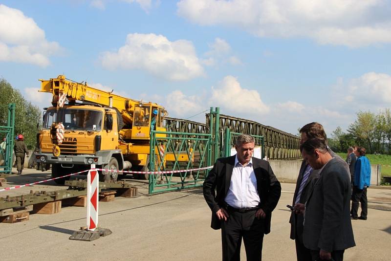 Ukázkou přemostění řeky Moravy ve čtvrtek 18. září vyvrcholil třítýdenní výcvik ve výstavbě provizorních mostů v Kojetíně