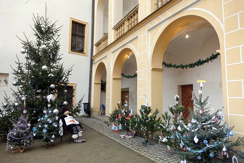 Vánoce na zámku v Tovačově přilákaly o víkendu desítky návštěvníků.