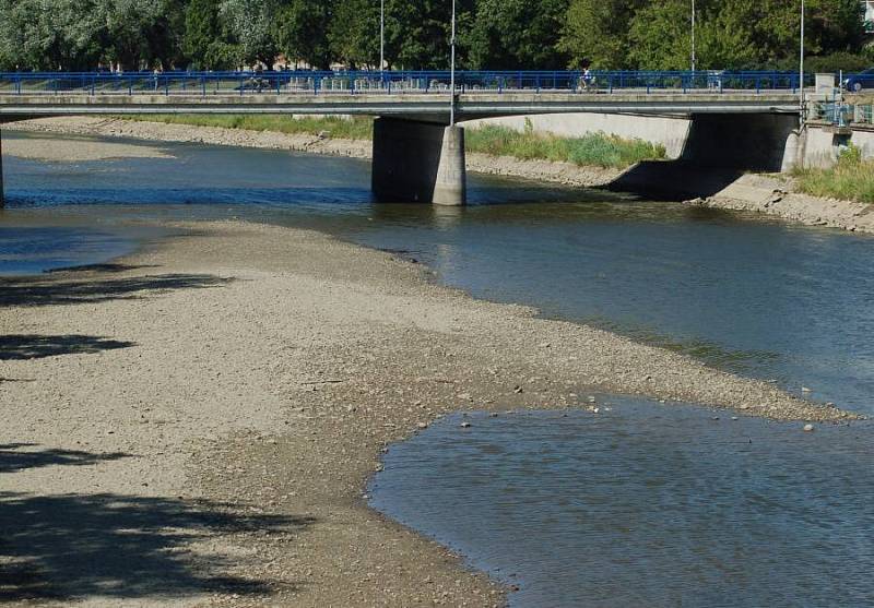 Kvůli těžbě štěrku a pravidelné údržbě koryta je Bečva v Přerověbez vody