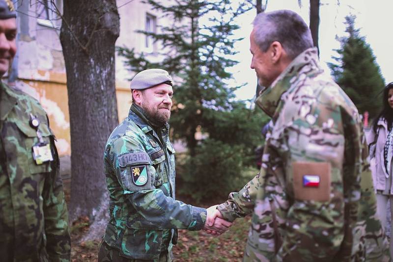 Ministr obrany Martin Stropnický navštívil v pátek vojáky v Lipníku nad Bečvou.