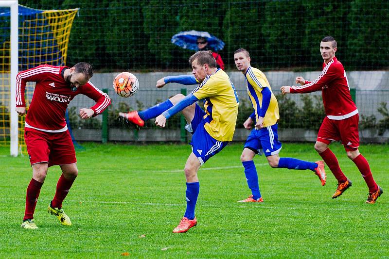 Fotbalisté FK Kozlovice (v modrožlutém) proti Ústí