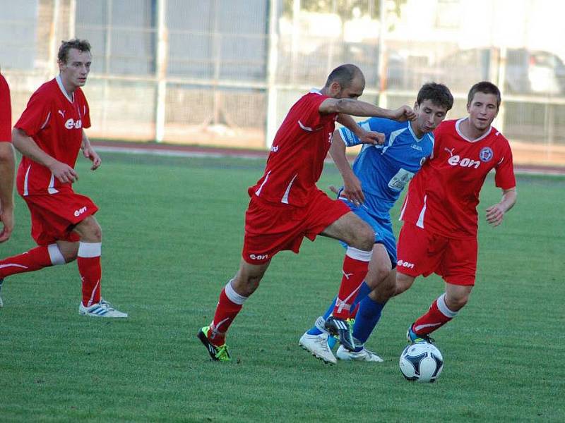 Fotbalisté Přerova (v modrém) proti Polné