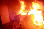 Požár dvou aut u rodinného domu v Lověšicích 