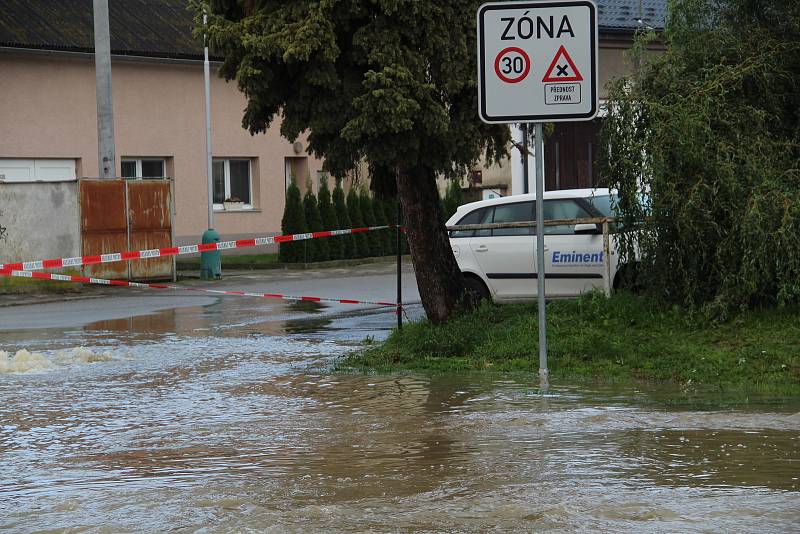 Voda z Olešnice zaplavila v noci na čtvrtek 15. října 2020 několik ulic v Brodku u Přerova. Pod vodou se ocitlo asi dvacet domů a hasiči odčerpávali laguny, které se zde vytvořily.