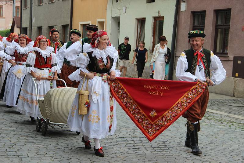 Velkolepý průvod krojovaných Hanáků městem a Ječmínkova jízda králů - takový byl vrchol Kojetínských hodů, které trvaly tři dny. Průvod si nenechaly ujít stovky místních lidí.