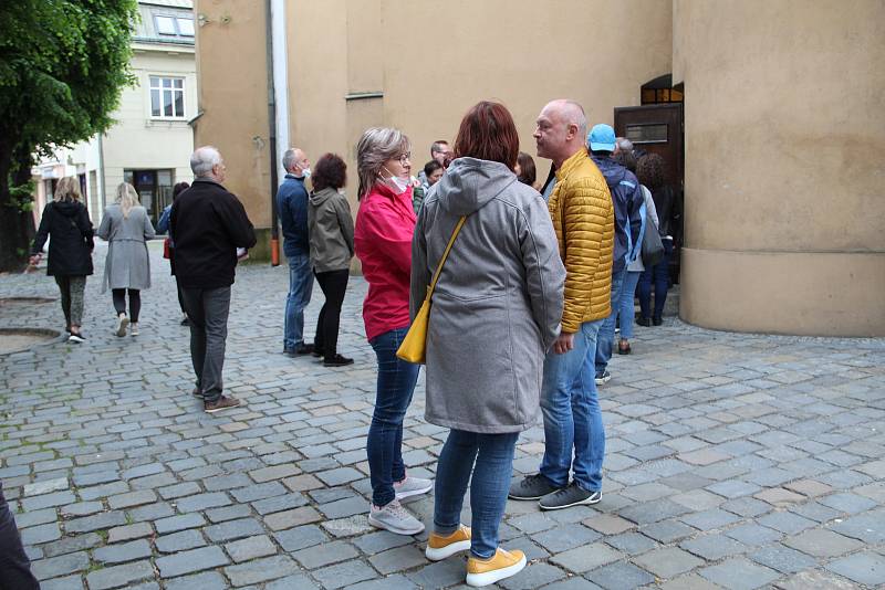 Noc kostelů v Přerově přilákala davy návštěvníků. Největší zájem byl o prohlídku věže kostela sv. Vavřince, která byla výjimečně zpřístupněna.