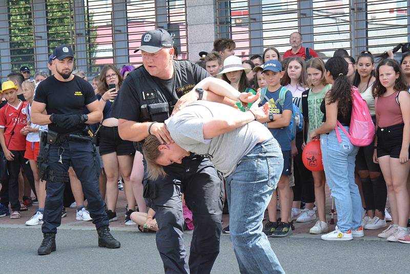 Řadu zajímavých ukázek zásahů policie, hasičů a armády mohli zhlédnout návštěvníci tradiční akce Občan a bezpečnost u budovy policie poblíž přerovského výstaviště. 24. června 2022