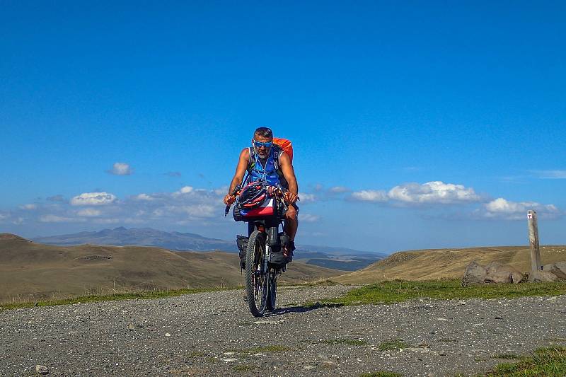 Koronavirová pandemie letos zkřížila plány i cestovateli Pavlu Kadlíčkovi, který projel na kole Patagonii, Severní a Jižní Ameriku, Kanadu, Kyrgyzstán, ale i řadu evropských zemí. Letos se musel spokojit s krásami Česka, ale vycestoval i do Francie.