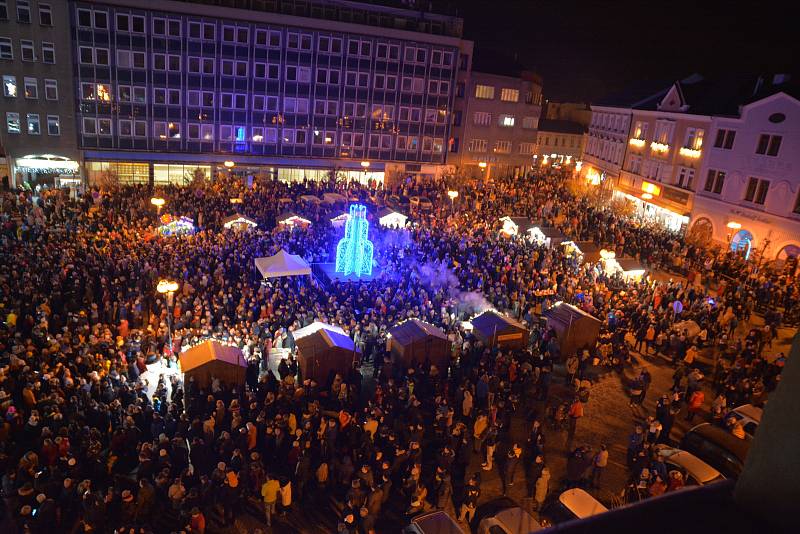 První adventní neděli vpodvečer se slavnostně rozzářil vánoční strom na Masarykově náměstí v Přerově. Do centra města dorazily davy lidí.