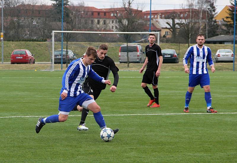 Fotbalisté SK Hranice (v pruhovaném) porazili Kozlovice 1:0.