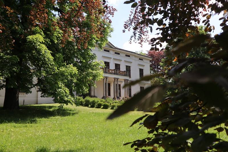 Zámek a park Lešná u Valašského Meziříčí.