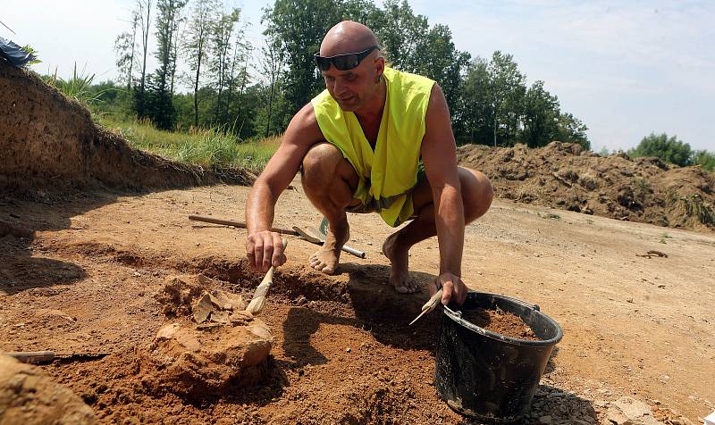 Archeologický průzkum v lomu Podhůra. Nalezené depoty pravěké pazourky či neolitické hroby.