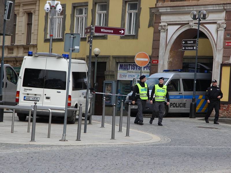 Kolem dvanácté hodiny se dostavil na náměstí TGM organizátor pochodu Erik Lamprecht a vedl rozhovor se zástupci přerovského magistrátu a policií. U všech přístupových ulic na náměstí stojí policejní hlídky.