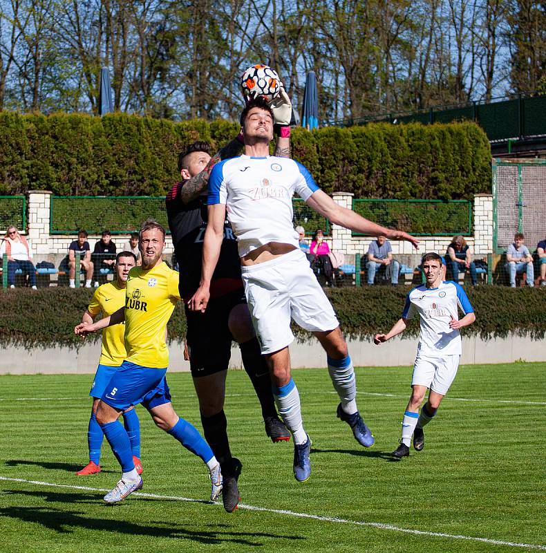 Fotbalisté Kozlovic (ve žlutém) doma porazili v derby 1. FC Viktorie Přerov 3:0.