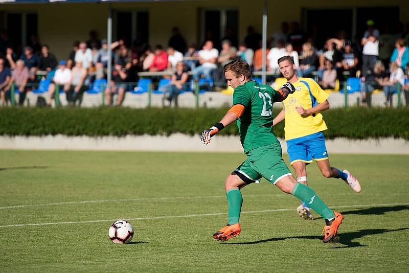 Fotbalisté FK Kozlovice (ve žlutém) proti 1. FC Viktorie Přerov