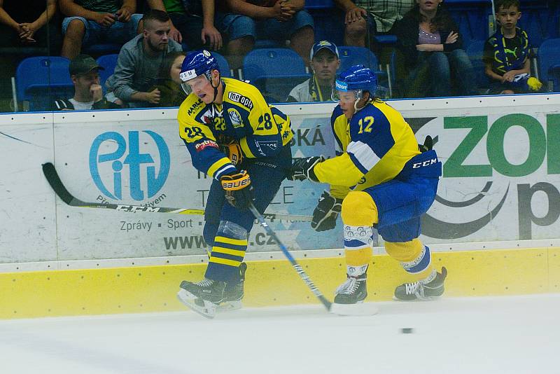 Hokejisté HC Zubr Přerov (v modrých dresech) v přípravě proti Aukro Berani Zlín. Foto: Deník/Jan Pořízek