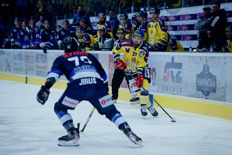 Hokejisté Přerova (ve žlutém) proti Benátkám nad Jizerou (1:0)