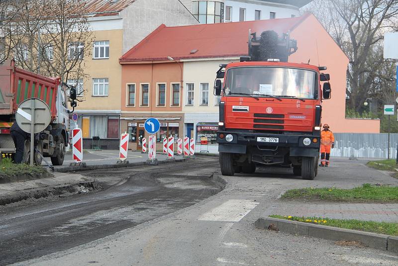 V Přerově se kvůli stavbě průpichu uzavřela frekventovaná Tovární ulice, 3. května 2021