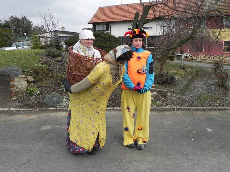 Vodění medvěda a pochování basy v Tučíně