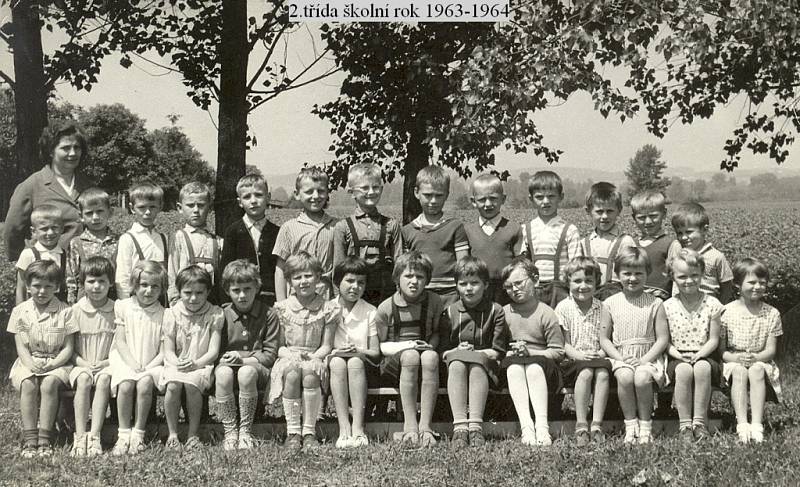 Žáci 2. třídy Základní školy Radslavice ve školním roce 1963 až 1964.