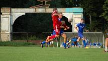 Fotbalisté Slavoje Kojetín (v červeném) v přípravě proti Fryštáku