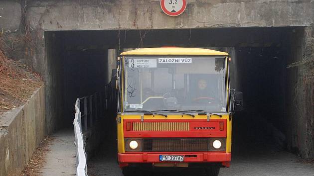 Autobusy MHD opraveným podjezdem v Lověšicích projedou jen "o fous"