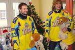 Hokejisté HC Zubr předali plyšové hračky dětem v přerovské nemocnici