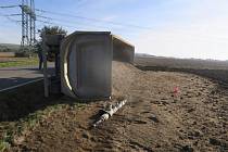 V příkopu skončil řidič nákladní soupravy, který havaroval v pondělí dopoledne na silnici mezi Říkovicemi a Starou Vsí. Z návěsu se vysypal písek o váze 30 tun.