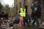 Úklid odpadků před bouráním ve Škodově ulici v Přerově