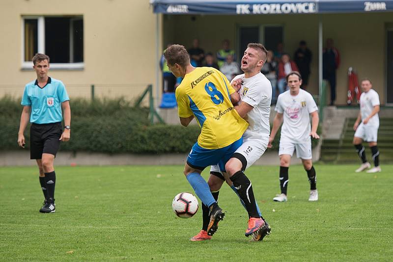 Fotbalisté Kozlovic (ve žlutém) proti Strání.