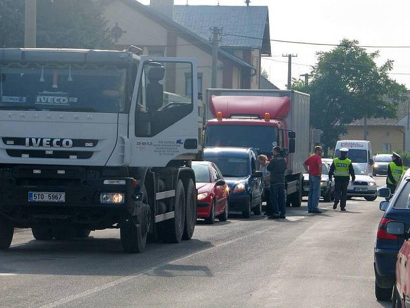 Upozornit na obrovské množství nákladních aut, která projíždějí přes obec Prosenice, se místní lidé pokusili v úterý pomocí blokády. Více než půl hodiny chodili s transparenty přes přechod pro chodce a auta musela čekat nebo se otáčet.