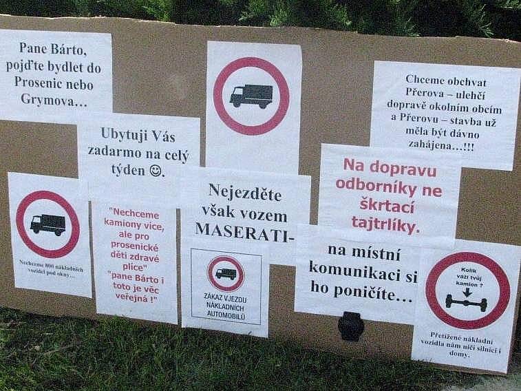 Upozornit na obrovské množství nákladních aut, která projíždějí přes obec Prosenice, se místní lidé pokusili v úterý pomocí blokády. Více než půl hodiny chodili s transparenty přes přechod pro chodce a auta musela čekat nebo se otáčet.