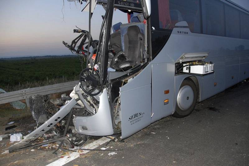 Autobus s klienty přerovské cestovní kanceláře Rialto travel havaroval 15. července na dálnici v Srbsku